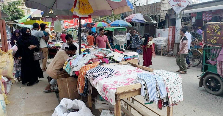 কিশোরগঞ্জে ফুটপাত দখল করে দোকান-স্থাপনা, নীরব প্রশাসন