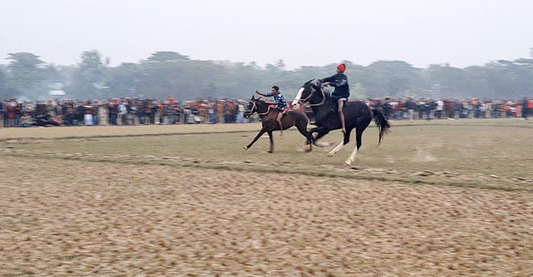 কিশোরগঞ্জে ঘোড়দৌড় দেখতে হাজারো মানুষের ভিড়