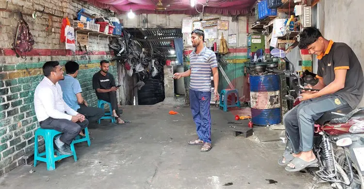 জ্বালানি সংকটে বিপাকে মোটরসাইকেল মেকানিকরা, স্থবির পার্টস ব্যবসা
