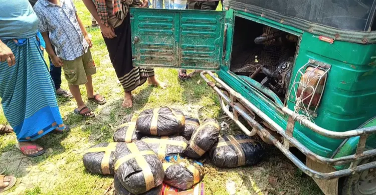 চলন্ত সিএনজিতে আগুন, নেভাতে গিয়ে মিললো ১০ প্যাকেট গাঁজা