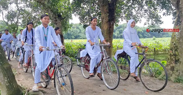 সাইকেলের ঘণ্টায় জেগে ওঠা এক গ্রাম