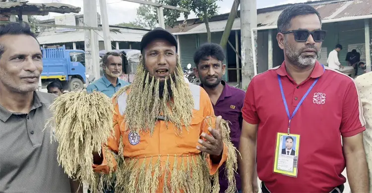 শরীরে ধান মুড়িয়ে প্রধানমন্ত্রীকে দেখতে গেলেন বিএনপি কর্মী