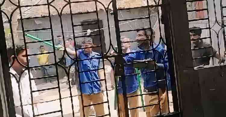 জমি নিয়ে বিরোধে গ্রাম পুলিশের নেতৃত্বে হামলা