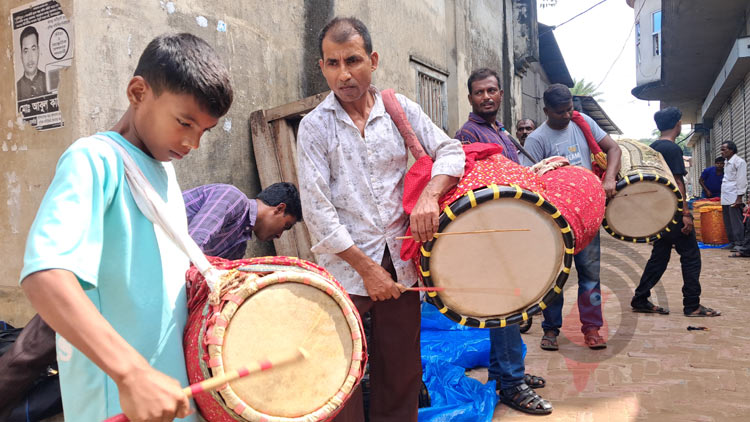 ঢাকের সুরে দুলছে আড়িয়াল খাঁর আকাশ-বাতাস