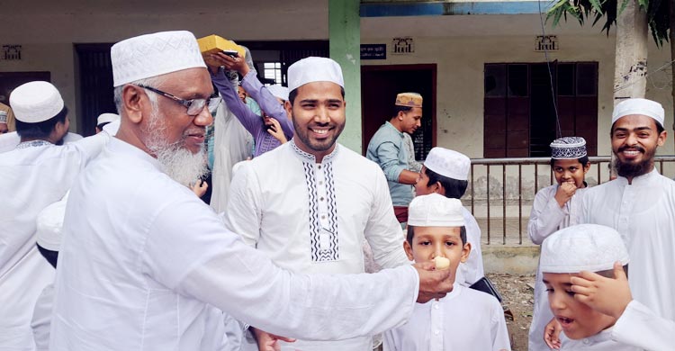 চাকসুর জিএস সাঈদ, কিশোরগঞ্জে মিষ্টি বিতরণ