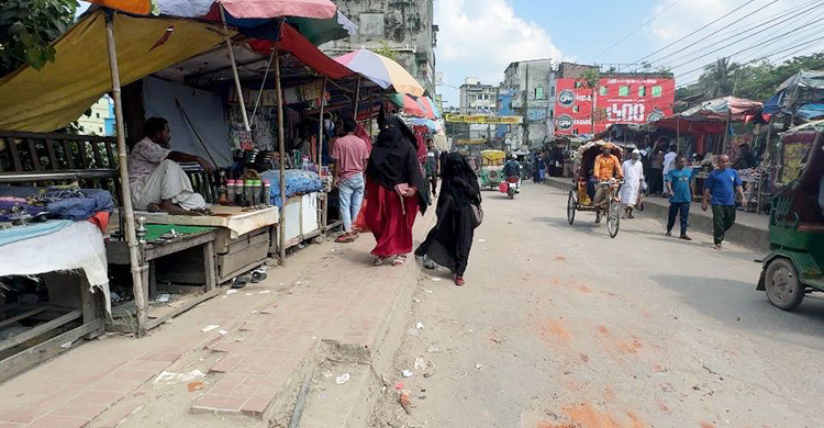 কিশোরগঞ্জে ফুটপাত দখল করে দোকান-স্থাপনা, নীরব প্রশাসন