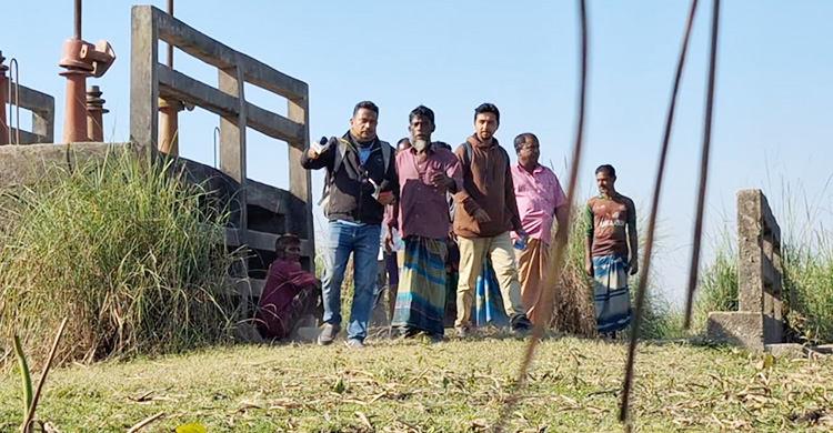 বিল ভরাটে পথে বসেছে অষ্টগ্রামের জেলেরা, ইজারা বাতিলের দাবি