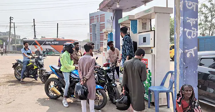 ২০০ টাকার বেশি তেল কিনতে পারছেন না মোটরসাইকেল চালকরা