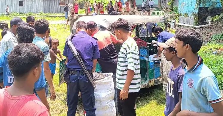 চলন্ত সিএনজিতে আগুন, নেভাতে গিয়ে মিললো ১০ প্যাকেট গাঁজা