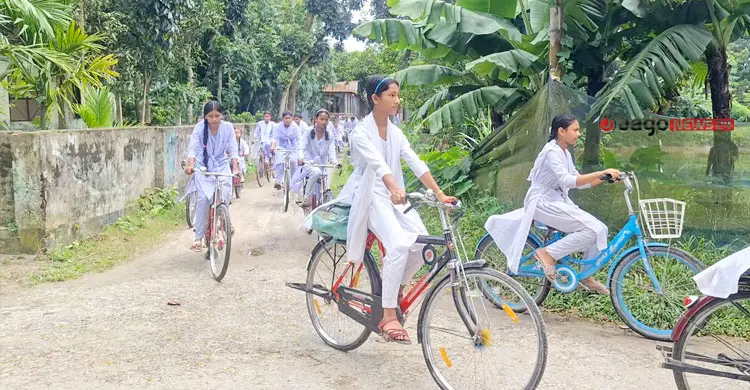 সাইকেলের ঘণ্টায় জেগে ওঠা এক গ্রাম