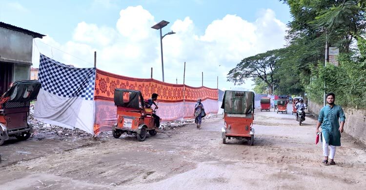 উপদেষ্টার আগমনে পর্দায় ঢেকে গেলো আবর্জনার স্তূপ