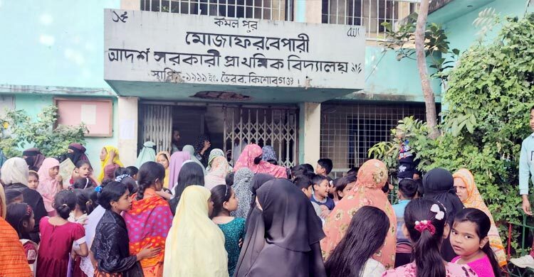 প্রশাসনের লোকের কাছে সন্তানের পরীক্ষায় রাজি না অভিভাবকরা