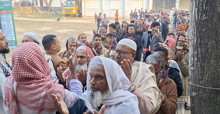 কেন্দ্রে মোনাজাতের মাধ্যমে ভোট প্রদান শুরু করলেন ভোটাররা