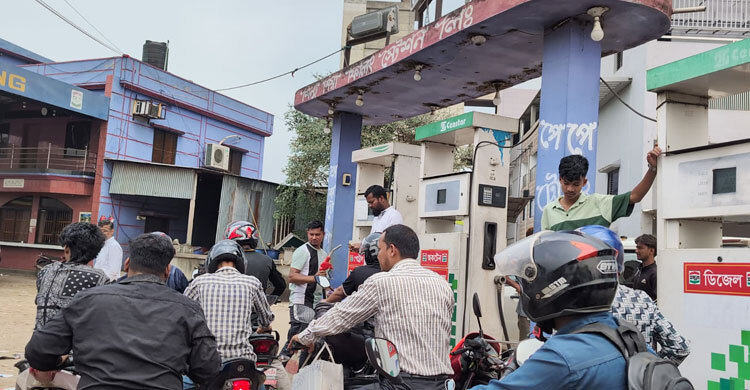 ভৈরবের দুইশ টাকার বেশি তেল পাচ্ছে না গ্রাহকরা, ক্ষুব্ধ চালকরা