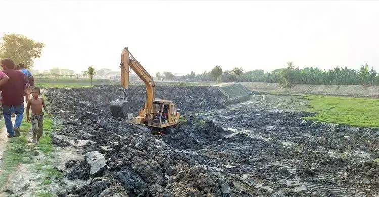 অন্যের মৎস্য খামারের মাটি কেটে বিক্রির অভিযোগ বিএনপি নেতার বিরুদ্ধে