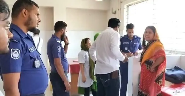 কান্নার আওয়াজ শুনে পলিথিনে মোড়ানো নবজাতক উদ্ধার করলেন দম্পতি