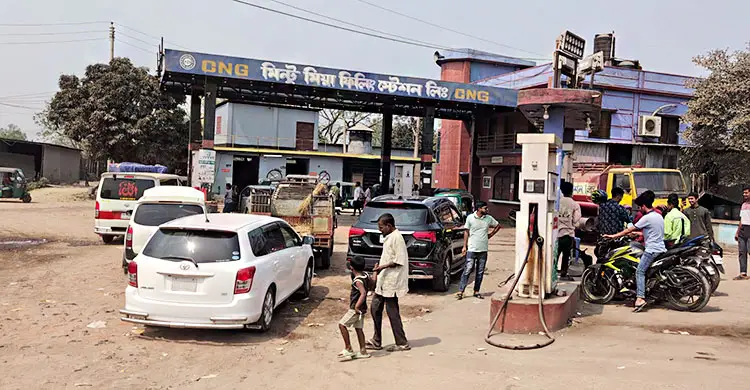 ২০০ টাকার বেশি তেল কিনতে পারছেন না মোটরসাইকেল চালকরা