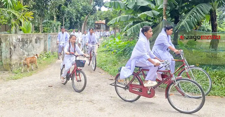 সাইকেলের ঘণ্টায় জেগে ওঠা এক গ্রাম