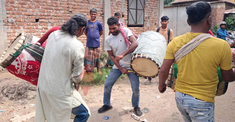 ঢাকের সুরে দুলছে আড়িয়াল খাঁর আকাশ-বাতাস