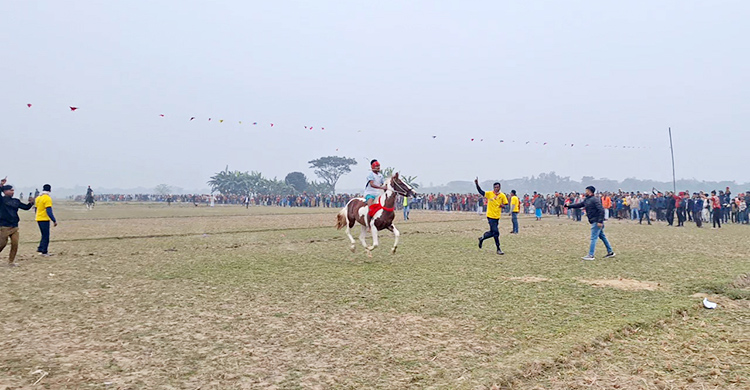 কিশোরগঞ্জে ঘোড়দৌড় দেখতে হাজারো মানুষের ভিড়