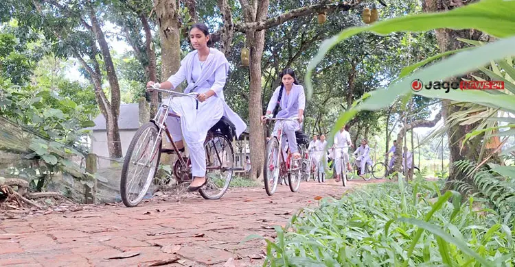 সাইকেলের ঘণ্টায় জেগে ওঠা এক গ্রাম