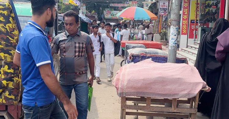 কিশোরগঞ্জে ফুটপাত দখল করে দোকান-স্থাপনা, নীরব প্রশাসন