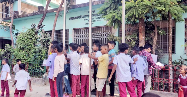 প্রশাসনের লোকের কাছে সন্তানের পরীক্ষায় রাজি না অভিভাবকরা