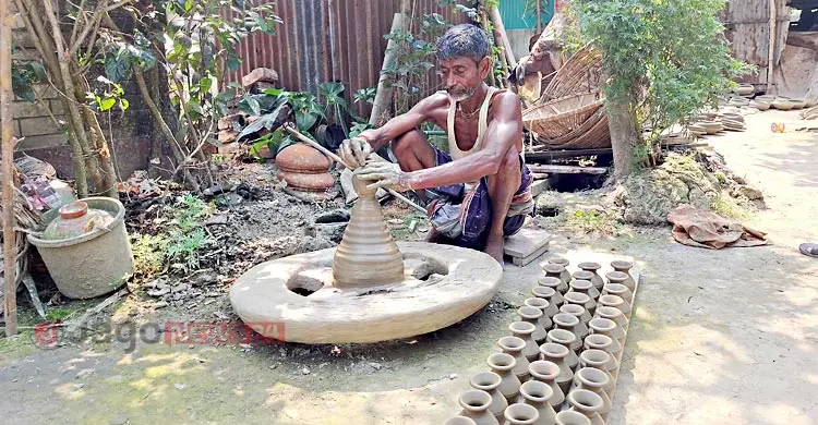 কদর হারিয়েছে মাটির খেলনা, প্লাস্টিকের দখলে শৈশব