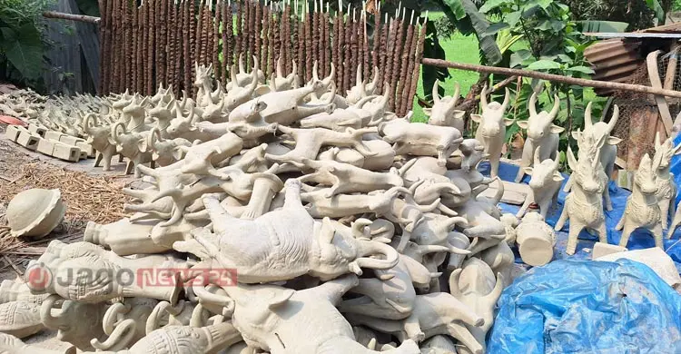 কদর হারিয়েছে মাটির খেলনা, প্লাস্টিকের দখলে শৈশব