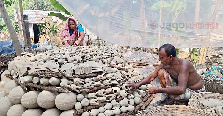 কদর হারিয়েছে মাটির খেলনা, প্লাস্টিকের দখলে শৈশব