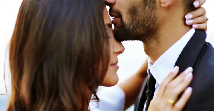 চুমু খেলেই হবে না, জানেন কত রকমের চুম্বন আছে?