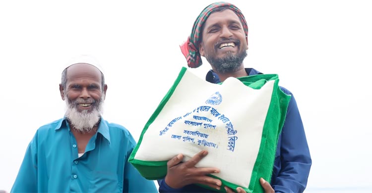 শতাধিক দুঃস্থ পেলেন জেলা পুলিশের উপহার 