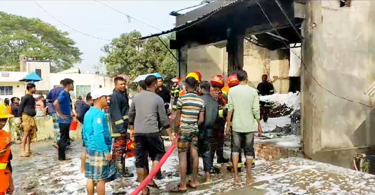 ২ ঘণ্টার চেষ্টায় পাকুন্দিয়ায় ফিলিং স্টেশনের আগুন নিয়ন্ত্রণে