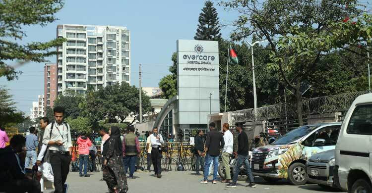 ‘আমাদের ম্যাডাম সুস্থ হবেন, সেই আশায় এভারকেয়ারে ছুটে আসি’