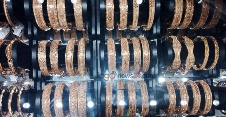 সঞ্চয়ের চাহিদায় সোনা, সাজসজ্জায় ইমিটেশন