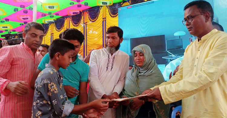 ১০ বছর পর নিহত ছাত্রদল নেতার পরিবারকে বাড়ি উপহার বিএনপির