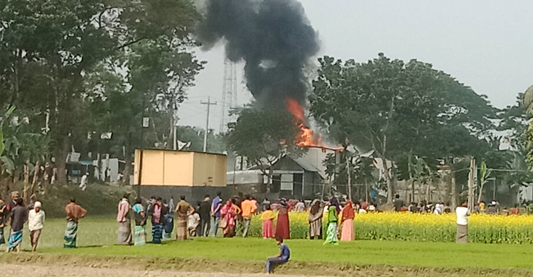কিশোরগঞ্জের পাকুন্দিয়ায় ফিলিং স্টেশনে আগুন