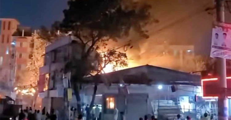 খিলগাঁওয়ে স’মিলের আগুন ছড়িয়ে পড়ছে, বিস্ফোরিত হচ্ছে সিলিন্ডার