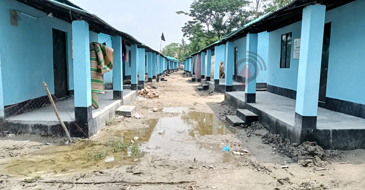 দু’মাসেও মেলেনি পানি-বিদ্যুৎ, খুলে পড়ছে দরজা-জানালা