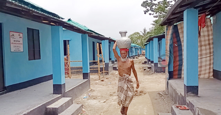 দু&rsquo;মাসেও মেলেনি পানি-বিদ্যুৎ, খুলে পড়ছে দরজা-জানালা