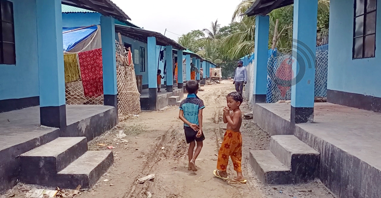 দু&rsquo;মাসেও মেলেনি পানি-বিদ্যুৎ, খুলে পড়ছে দরজা-জানালা
