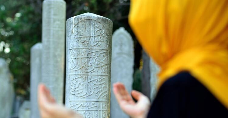 কবর জিয়ারতের সময় কোন দিকে ফিরে দোয়া করবেন?
