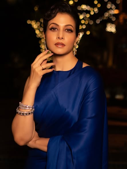 নীলের রাজকীয় আবরণে কোয়েল মল্লিক