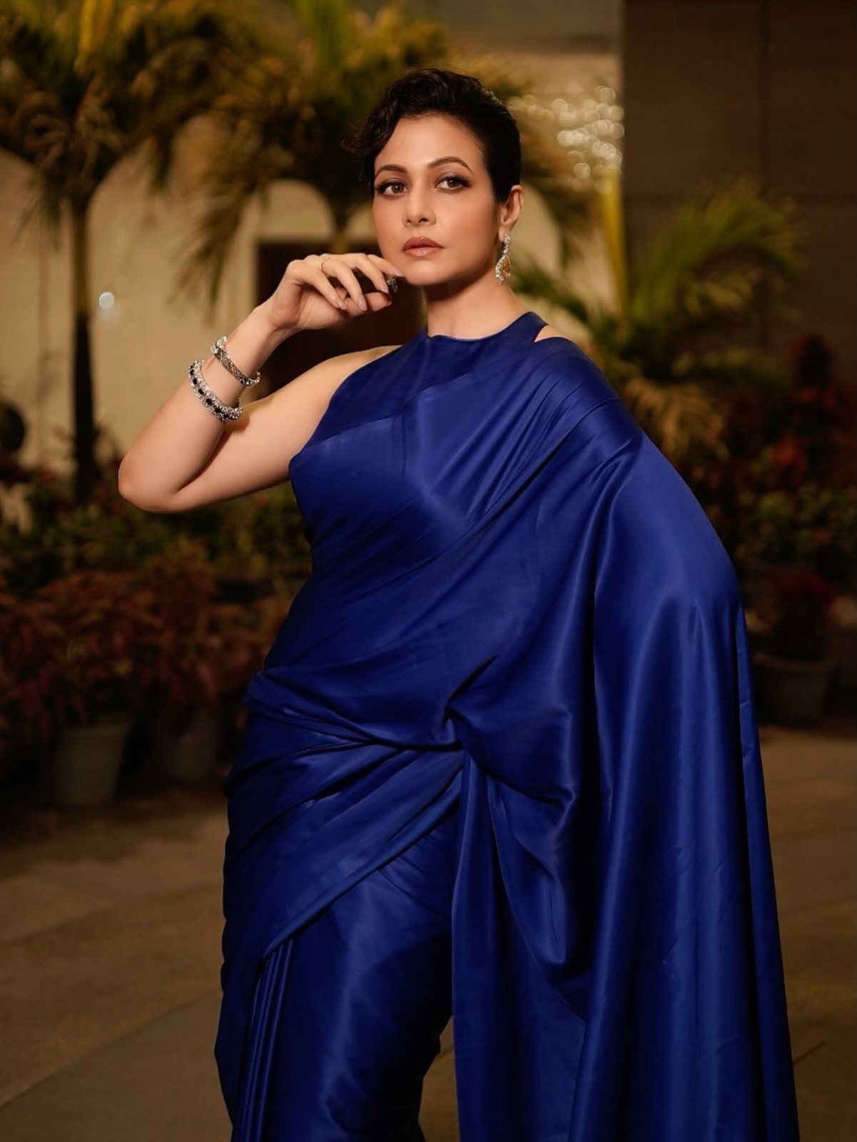 নীলের রাজকীয় আবরণে কোয়েল মল্লিক