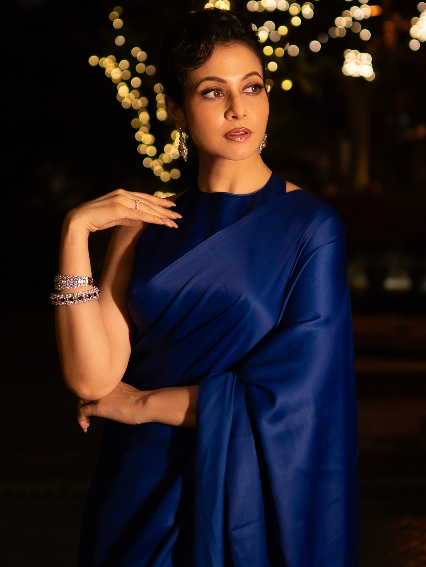 নীলের রাজকীয় আবরণে কোয়েল মল্লিক