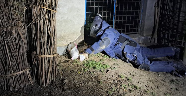 সিমেন্টের ব্যাগে মিললো ককটেল