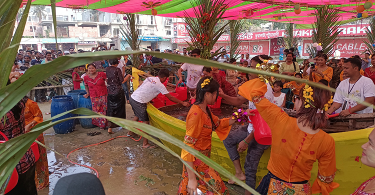 কুয়াকাটায় রাখাইনদের জলকেলি উৎসব