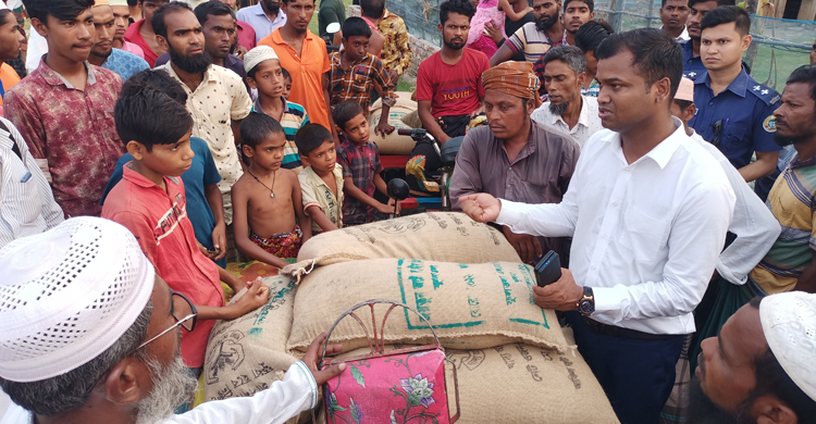 প্রবাসীর বাড়িতে মিললো জেলেদের ১৩ বস্তা চাল