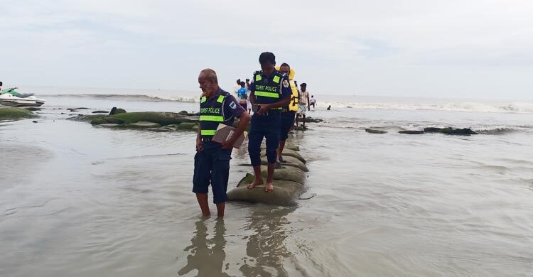 কুয়াকাটা সৈকতে গোসলে নেমে নিখোঁজ পর্যটক