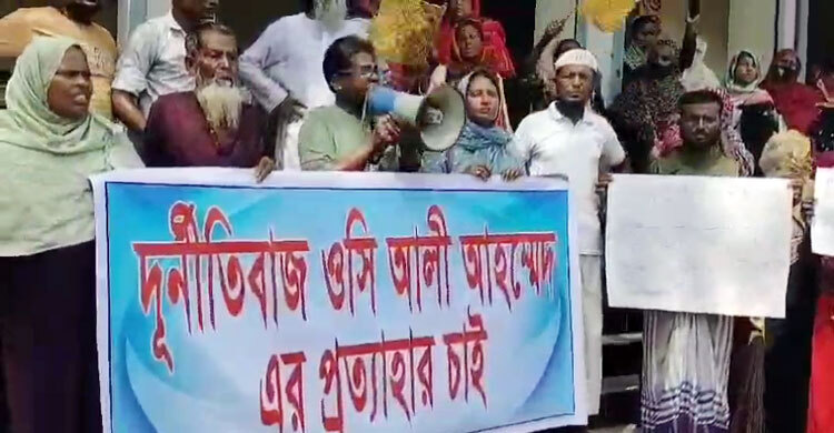 কলাপাড়ায় ওসির অপসারণ দাবিতে ঝাড়ু মিছিল